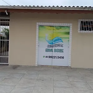 Residencial Erva Doce - 400m Da De Canasvieiras ゲストハウス